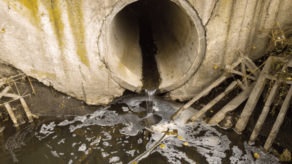 Scolo di una rete fognaria con la presenza di acque parassite