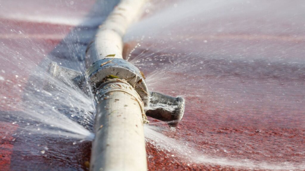 Tubo con evidenti perdite idriche e fuoriuscita di acqua