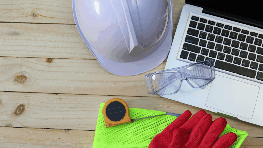 Computer, caschetto di sicurezza, guanti, occhiali di sicurezza e pc per gare ATEM